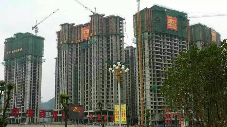 2015年6月21日,在阵阵鞭炮声中,山西中威建筑劳务有限公司劳务扩大清包承揽的半岛温泉1#、5#、6#、7#楼工程主体施工,在工程建设方、施工方、监理方共同见证下正式封顶。 本工程坐落在贵州市毕节地区织金县城,框剪结构地下2层,地上29层,其中底商2层,建筑面积约10万平方米,于2014年7月开工,有效工期约200天。 该工程由我公司第十八项目部施工完成。施工期间在项目经理杨上永的带领下全体施工人员以安全重于泰山、质量求得生存、效益求得发展的思路,夜以继日、废寝忘食、精益求精,取得了经济效益、社会效益双